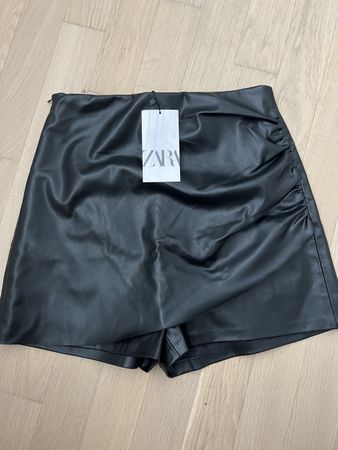 Short Zara neuf en simili cuir