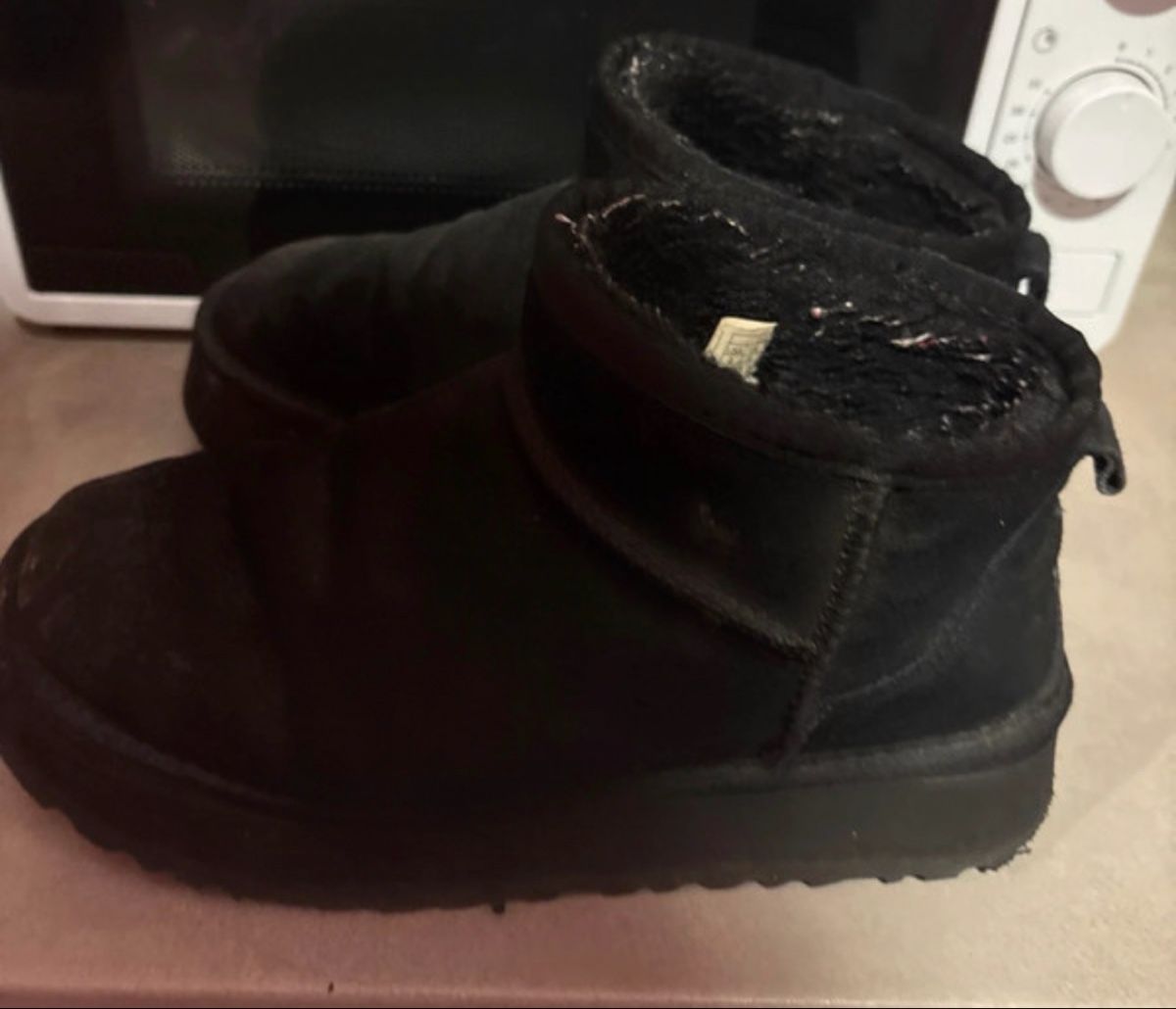 Ugg Scarpe da donna: Bottines UGG à plate-forme noires fourrées, occasion – Usato da Troistorrents venduto da Marie_anna_vs
