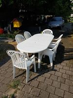 Verstellbarer Gartentisch mit 6 Stühlen.