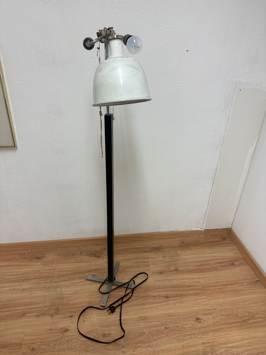Lampen: Stehlampe weiss Metall, defekt, mit Kabel – Gebraucht aus Zürich von mywave 1