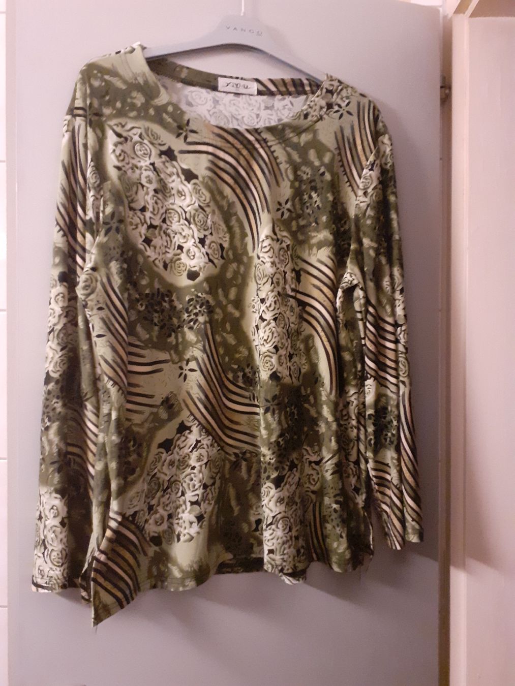 T-shirt: Schönes Sweatshirt XL – Usato da Kloten venduto da elb_9qvr