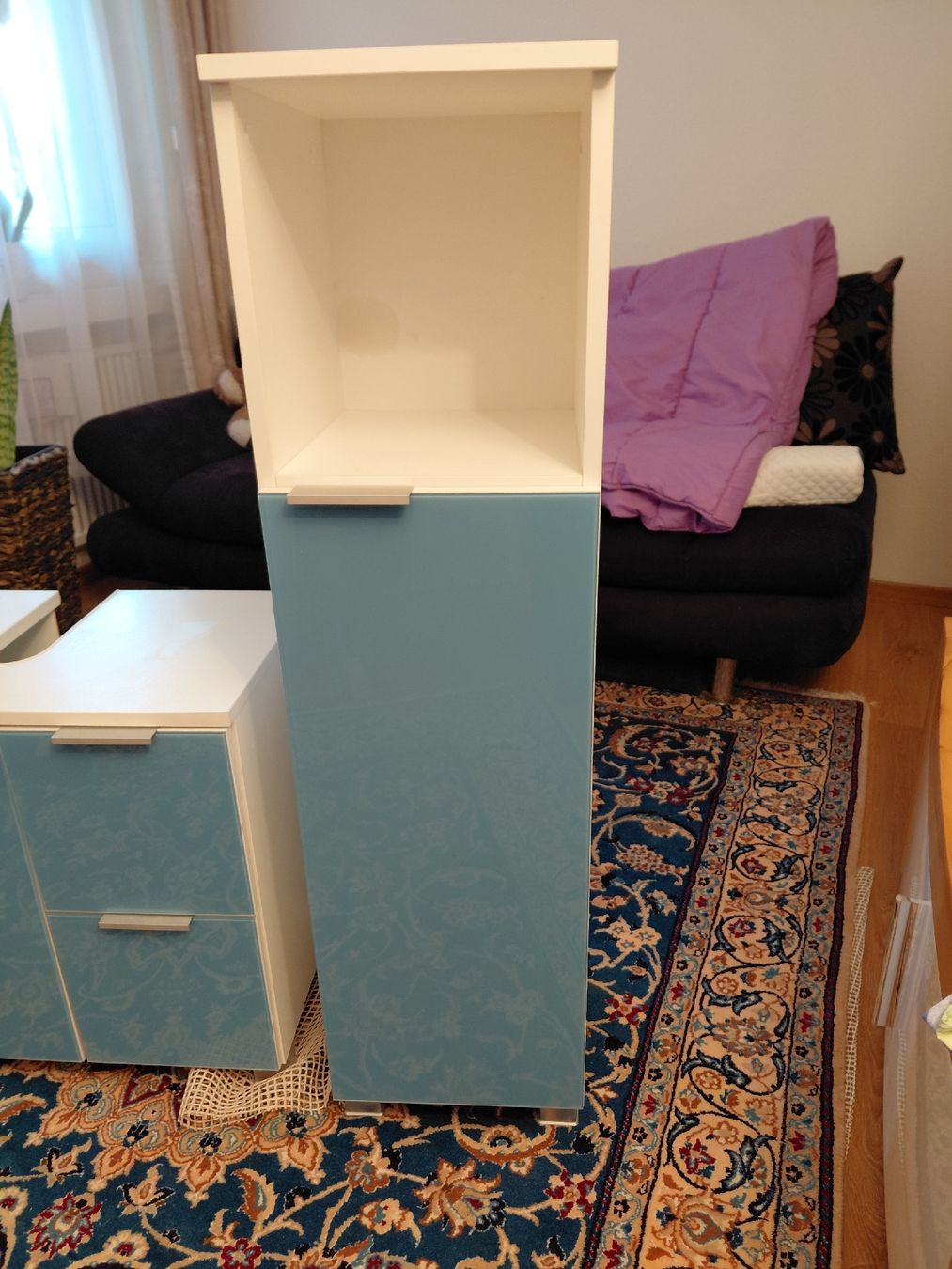 Mobili per bagno: Badezimmer-Möbel Set in Weiss und Hellblau mit Glasfront – Usato da Wängi venduto da sur_m6fj