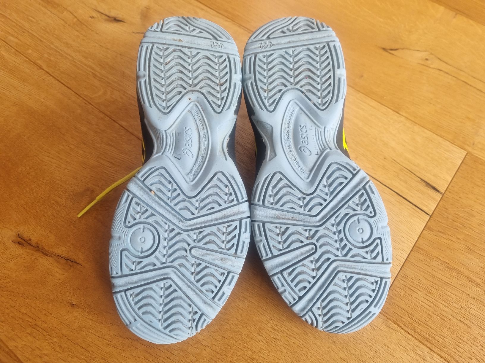 Asics Schuhe für Jungen: Asics Kinder Hallenschuhe Gr. 35 – Gebraucht aus Brütten von gupi1717 3