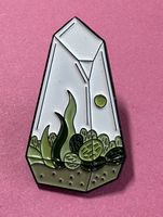 Süsser Emaille Pin - Terrarium Design für Pflanzenfans!