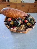 Korb mit unechten Früchte, Brot, Gipfeli, und Käsebrötli