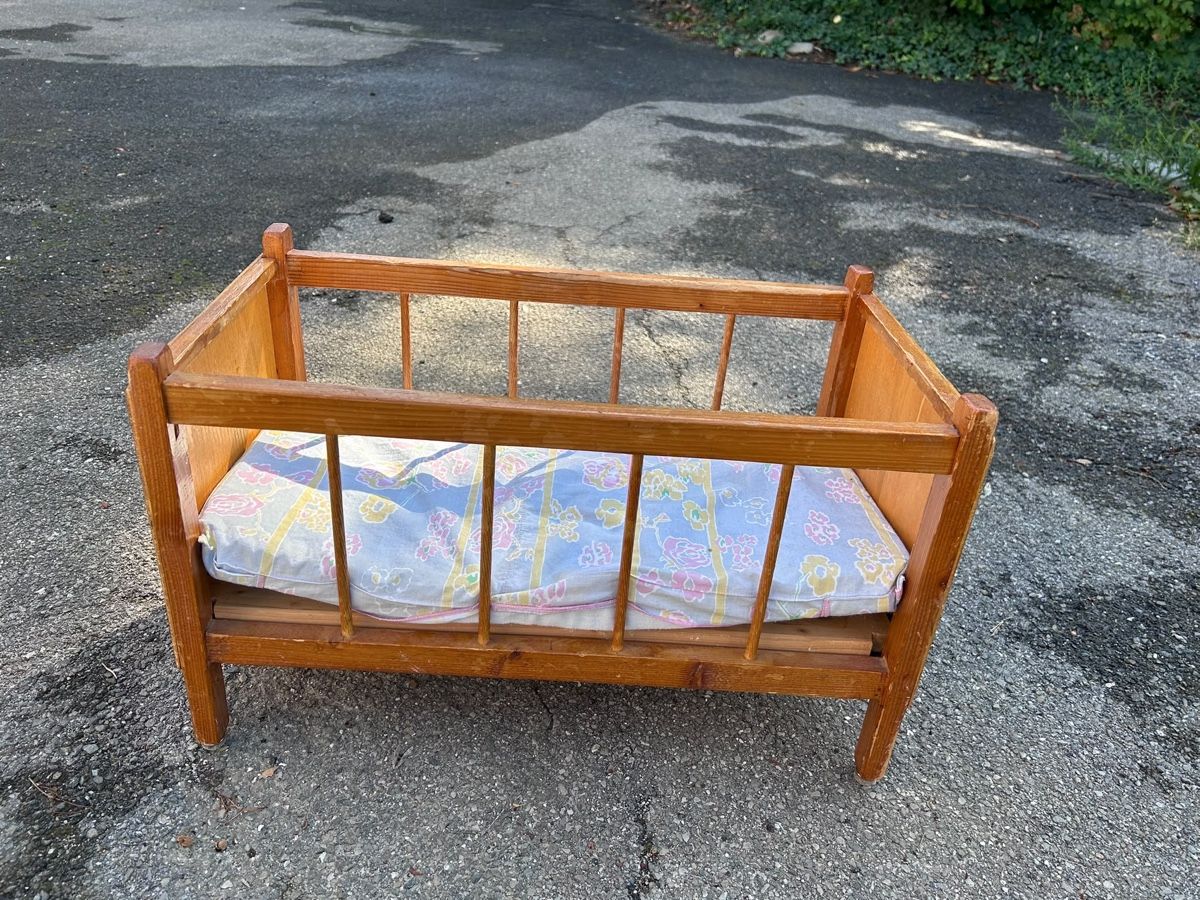 Spielzeuge: Lit pour poupée – Gebraucht aus Lausanne 27 von Jeremygigon