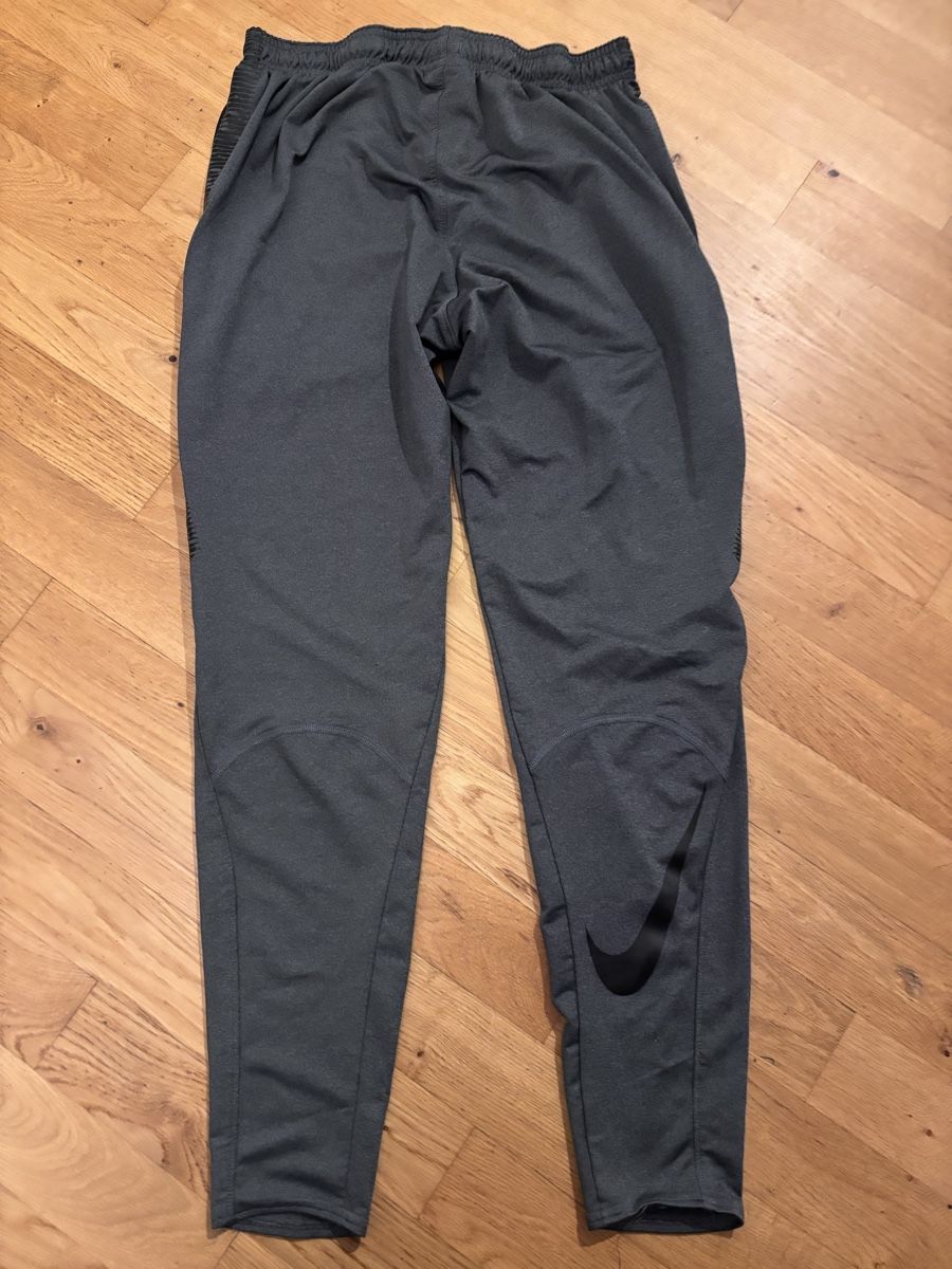 Nike Pantaloni: Jogging Nike gris – Usato da Muri b. Bern venduto da Saldayann 1