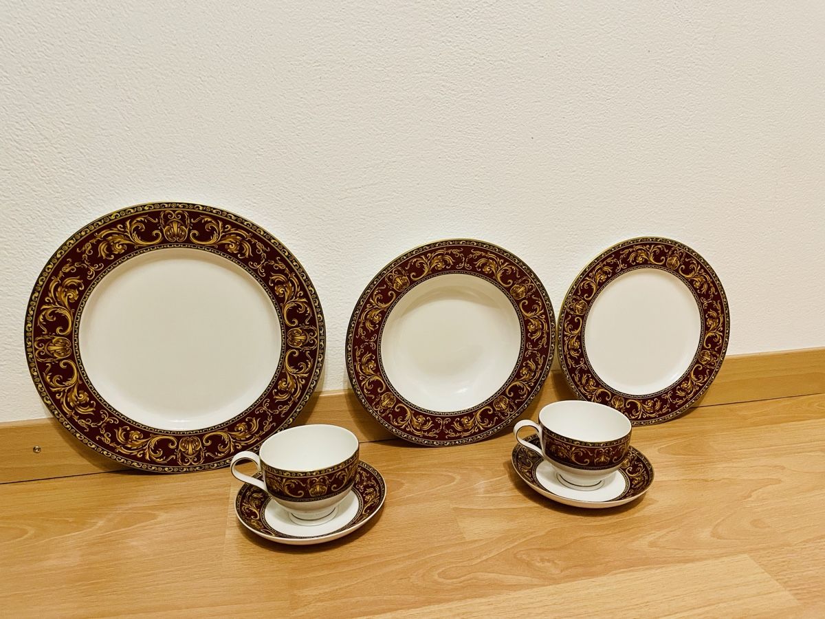 Set di piatti: Royal Bone China Speiseservice – Usato da Chur venduto da Tsambiko 3