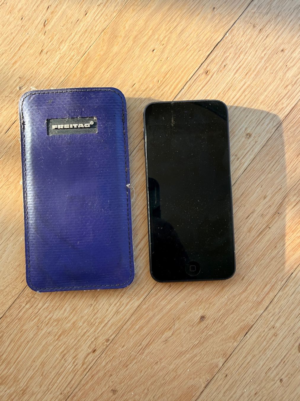 Apple Multimediaplayer & Streamer: iPod Touch with Fritag cover – Gebraucht aus Thalwil von Baba26