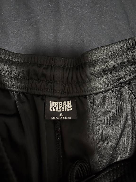 Pantaloni: Urban Classics Short Noir Taille S – Usato da Chézard-St-Martin venduto da keke_0675 1