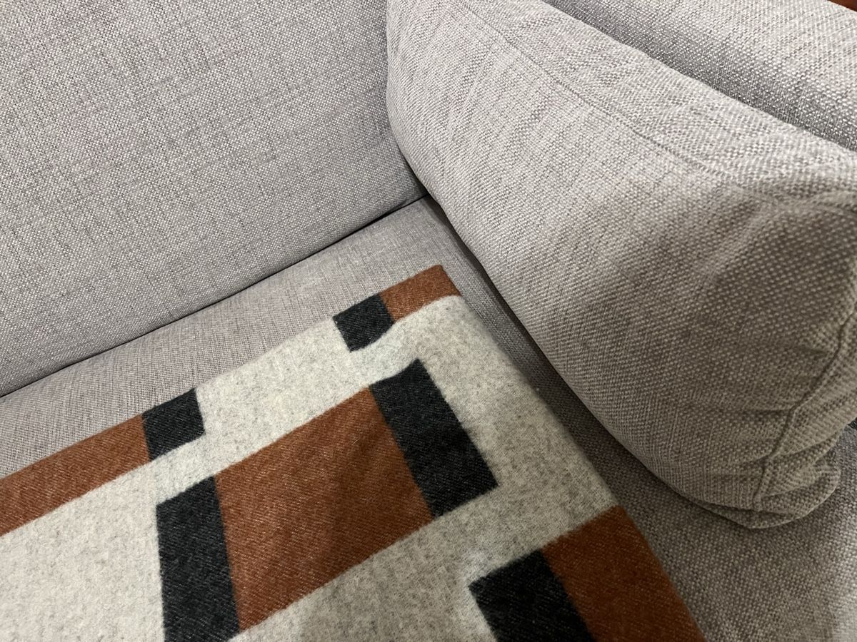 Pfister Divani: Grey Fabric Sofa with Patterned Throw Blanket Used – Usato da Zürich venduto da Jer_zh 1