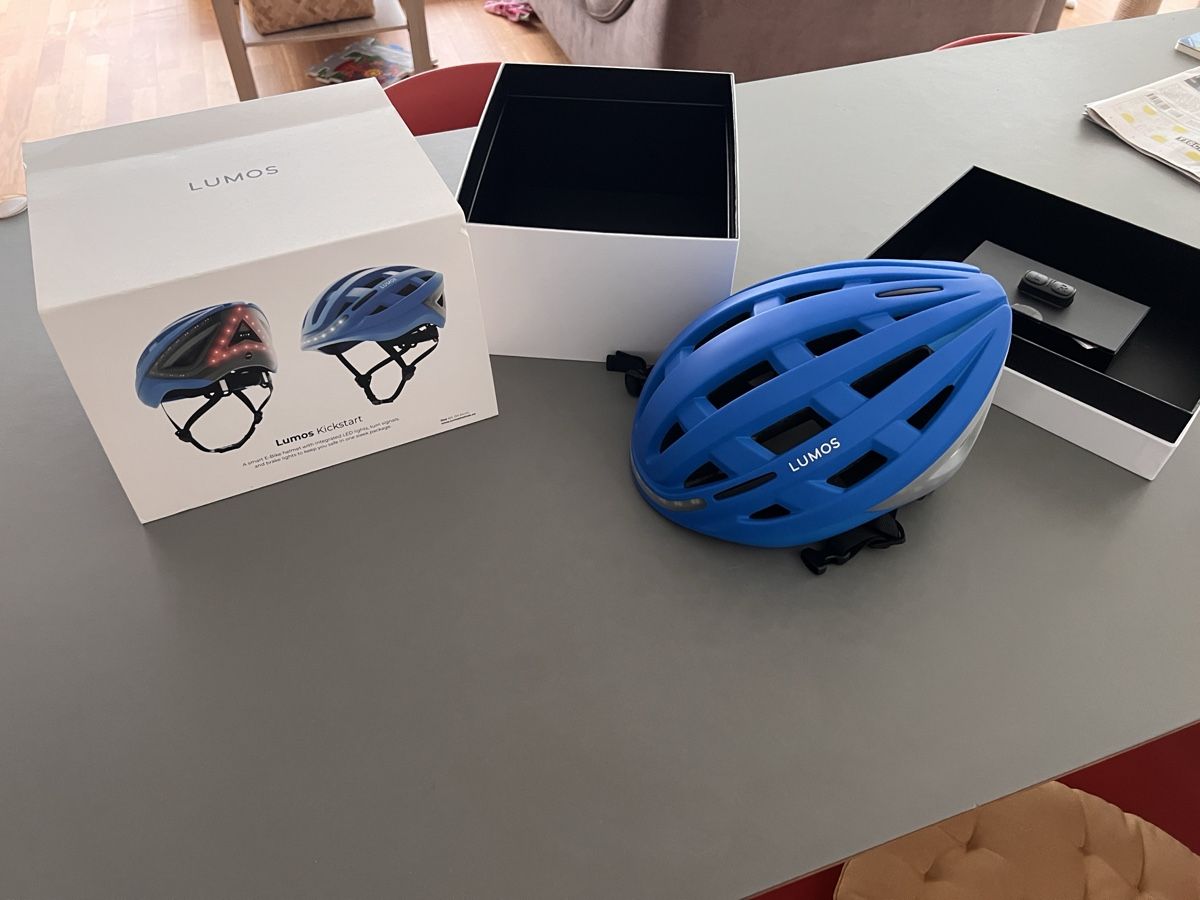 Helme: Lumos Kickstart Helm blau mit Licht Grösse M/L – Neu und originalverpackt aus Altdorf UR von Spetruzzi