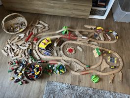 Grosse Brio Bahn mit vielen Zügen Holzeisenbahn