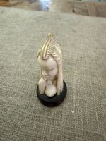 Statuette buste femme sculptée sur socle bois 