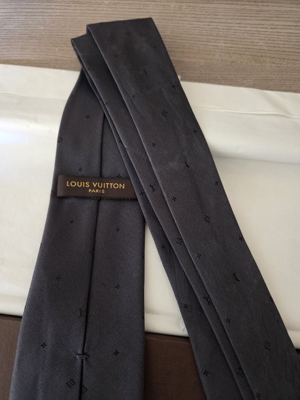 Louis Vuitton Cravatte: Krawatte Louis Vuitton anthrazit Muster.  – Nuovo e nell'imballaggio originale da Aesch BL venduto da cla_2k78 2