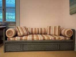 Rattan Bettsofa, plus. 2 Matratzen und div. Rollen und Kisse