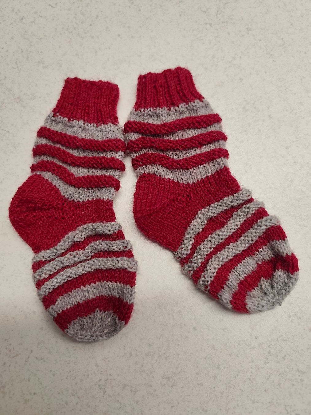 Calze per bambini: Handgestrickte Mitwachssöckli – Nuovo e nell'imballaggio originale da Glarus venduto da Tutticolori55