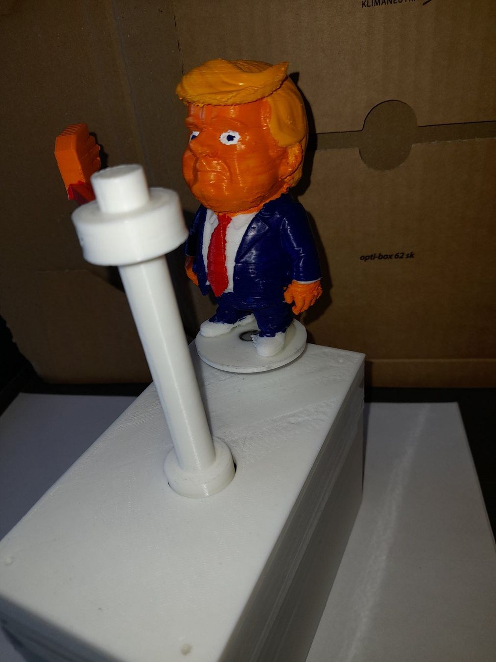 Statuette: Trump Watscher – Nuovo (secondo la descrizione) da Uettligen venduto da swissplatipus 1