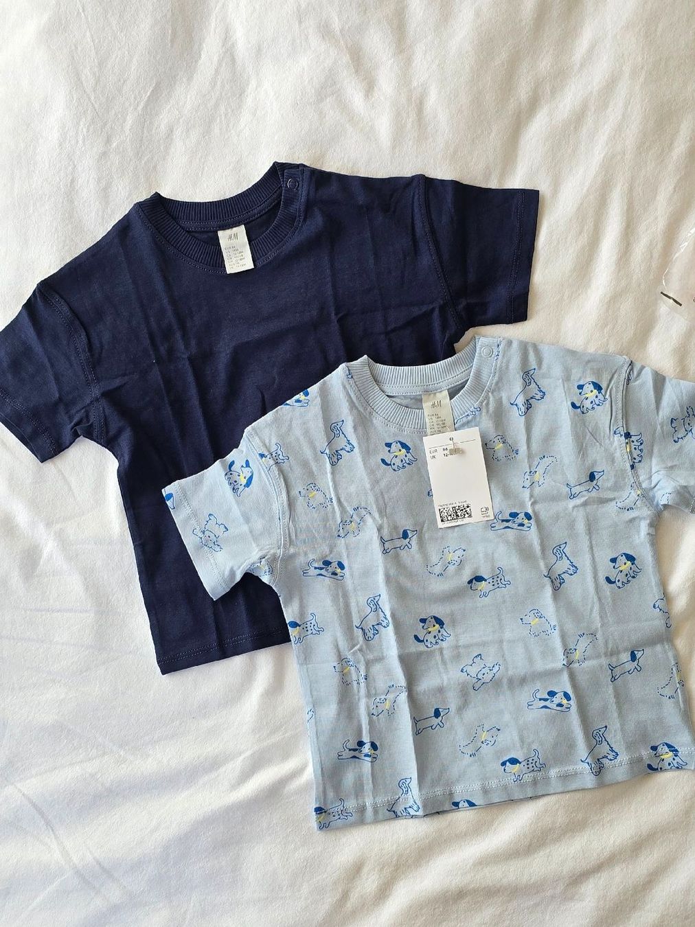 H&M Chemises, Tops & T-shirts: 2 Baby T-Shirts, NEU – Neuf avec emballage d'origine à Alpthal par M.J.A.