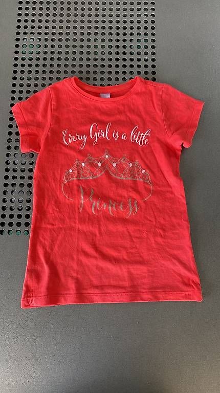 Camicette, T-shirt & Top: rotes Tshirt princess, Grösse 104 – Usato da Goldau venduto da mic_m6k9