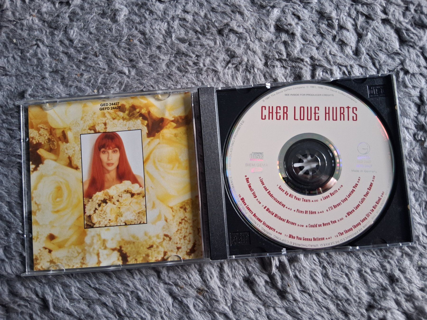 CDs: CHER     LOVE HURTS     CD – Gebraucht aus Wetzikon ZH von Ramones01 2