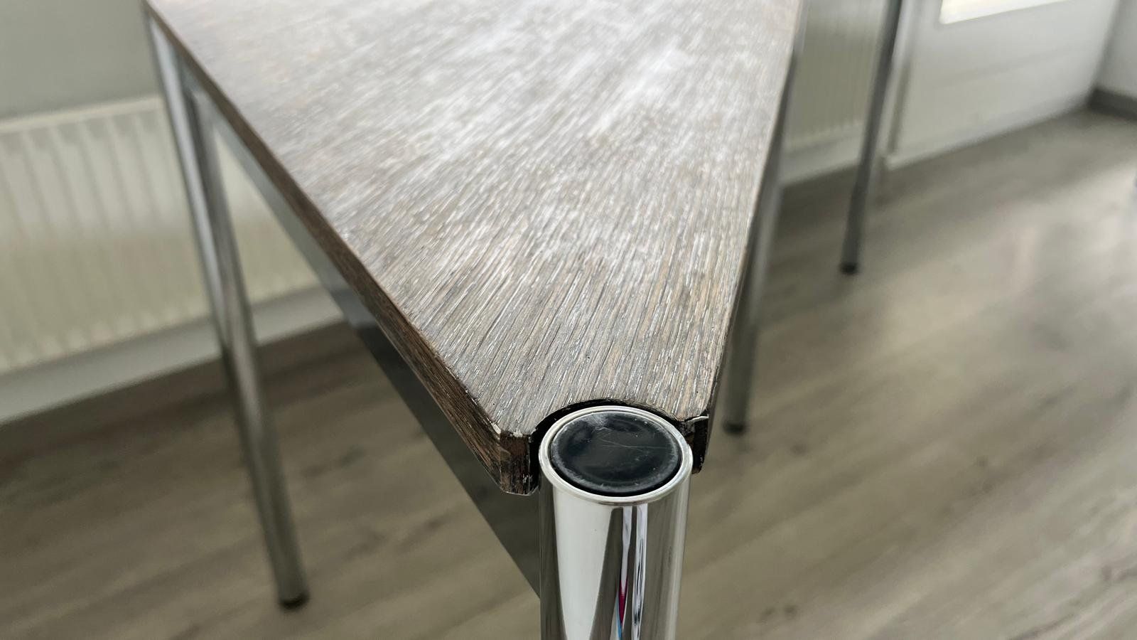 USM Tische: Dreiecktischli, 104x75x75 USM – Gebraucht aus Innertkirchen von Gontschar