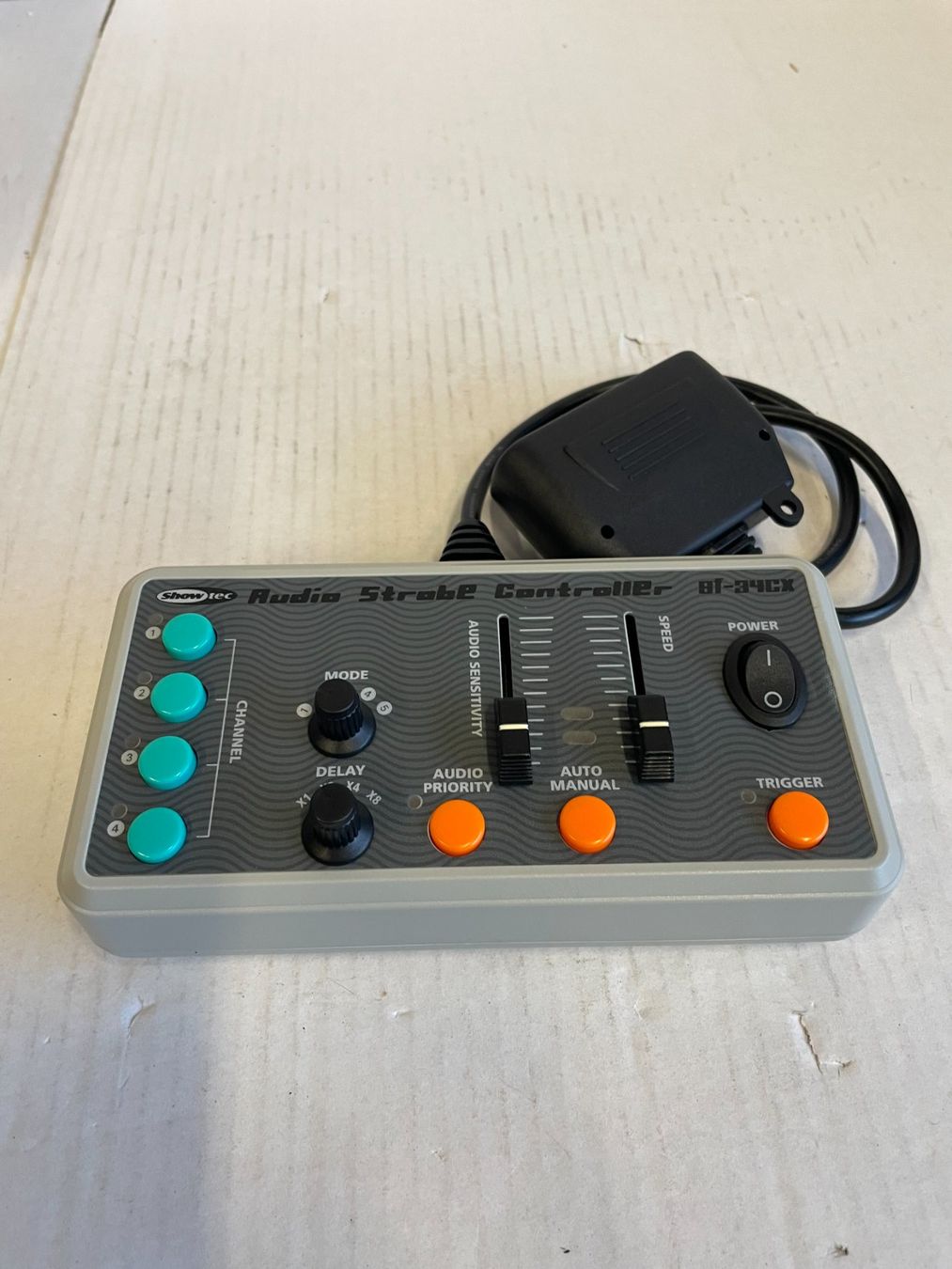 Sistema di controllo: Showtec Thunderstrobe 80 Controller, musikgesteuert  (A16) – Nuovo (secondo la descrizione) da Däniken SO venduto da Profog1