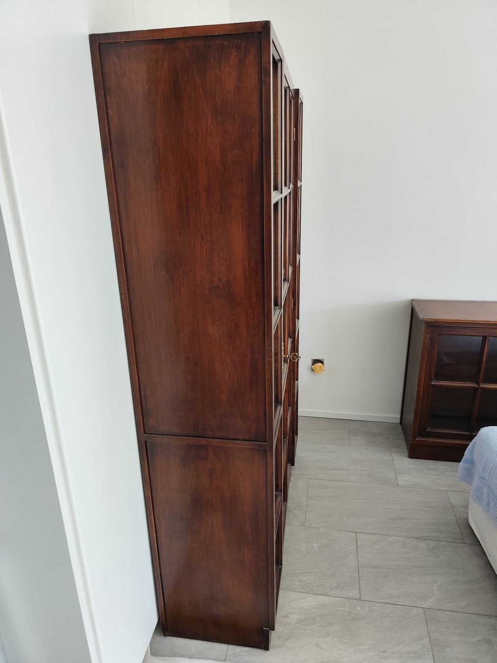 Vitrinen: Original Selva - Grosse Holzvitrine mit Tablaren aus Glas – Gebraucht aus Kloten von Swissisland 4