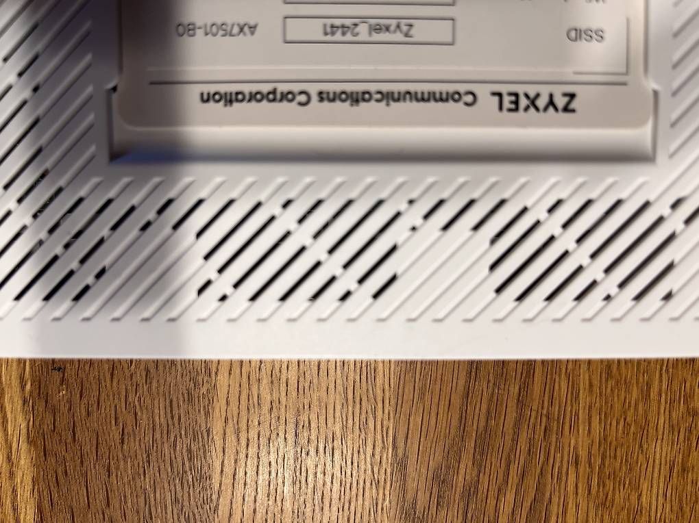 Modem & Router: Zyxel 2441 - Access Point / WLAN Router – Usato da Kriens venduto da tomse306 2