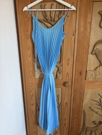 Kleid mit Falten hellblau Grösse M neuwertig