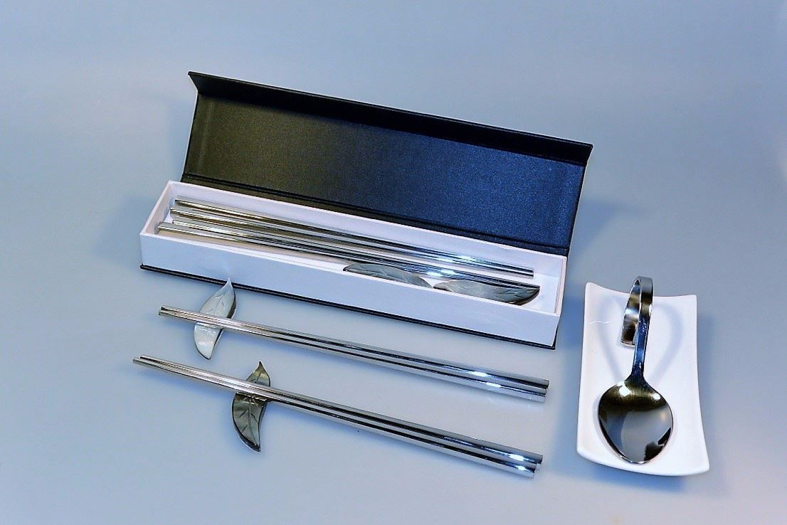 Bestecksets: 2 Set Essstäbchen mit Messerbank – Neu und originalverpackt aus Naters von Kunstprofil