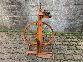 antikes Spinnrad datiert 1834, Vintage