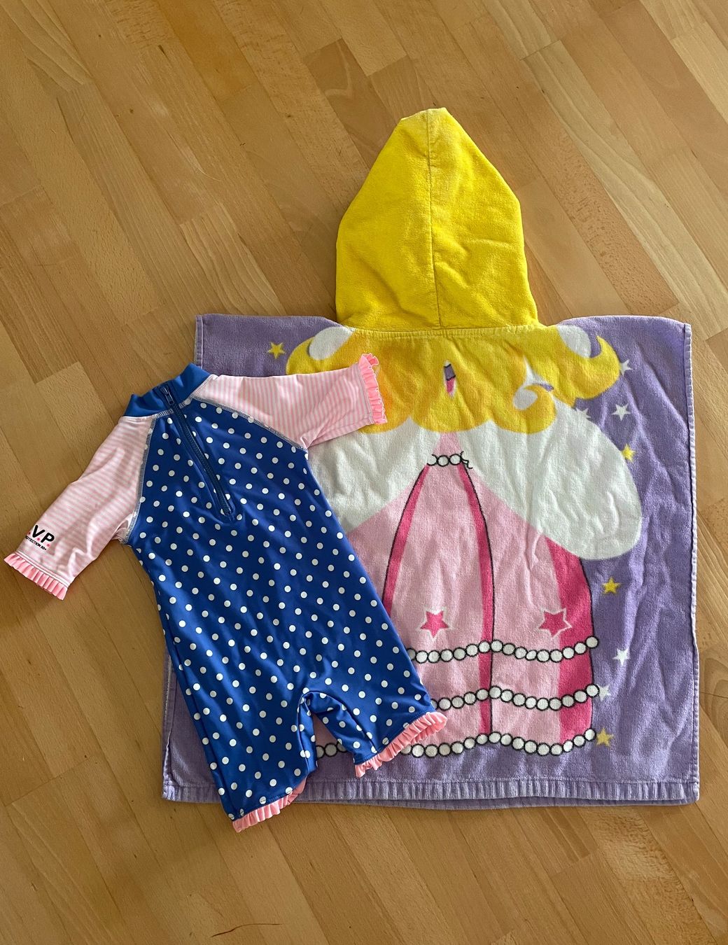 Migros Costumi da bagno: Badeanzug Sun Protect 50+ / Gr. 86 / inkl. Bade-Poncho – Usato da Winterthur venduto da LESA1015 1