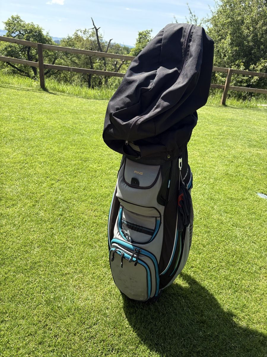 Mazze & Set: PING Golftasche mit Regenschutz und 15 Schläger – Usato da Russikon venduto da Opportunity