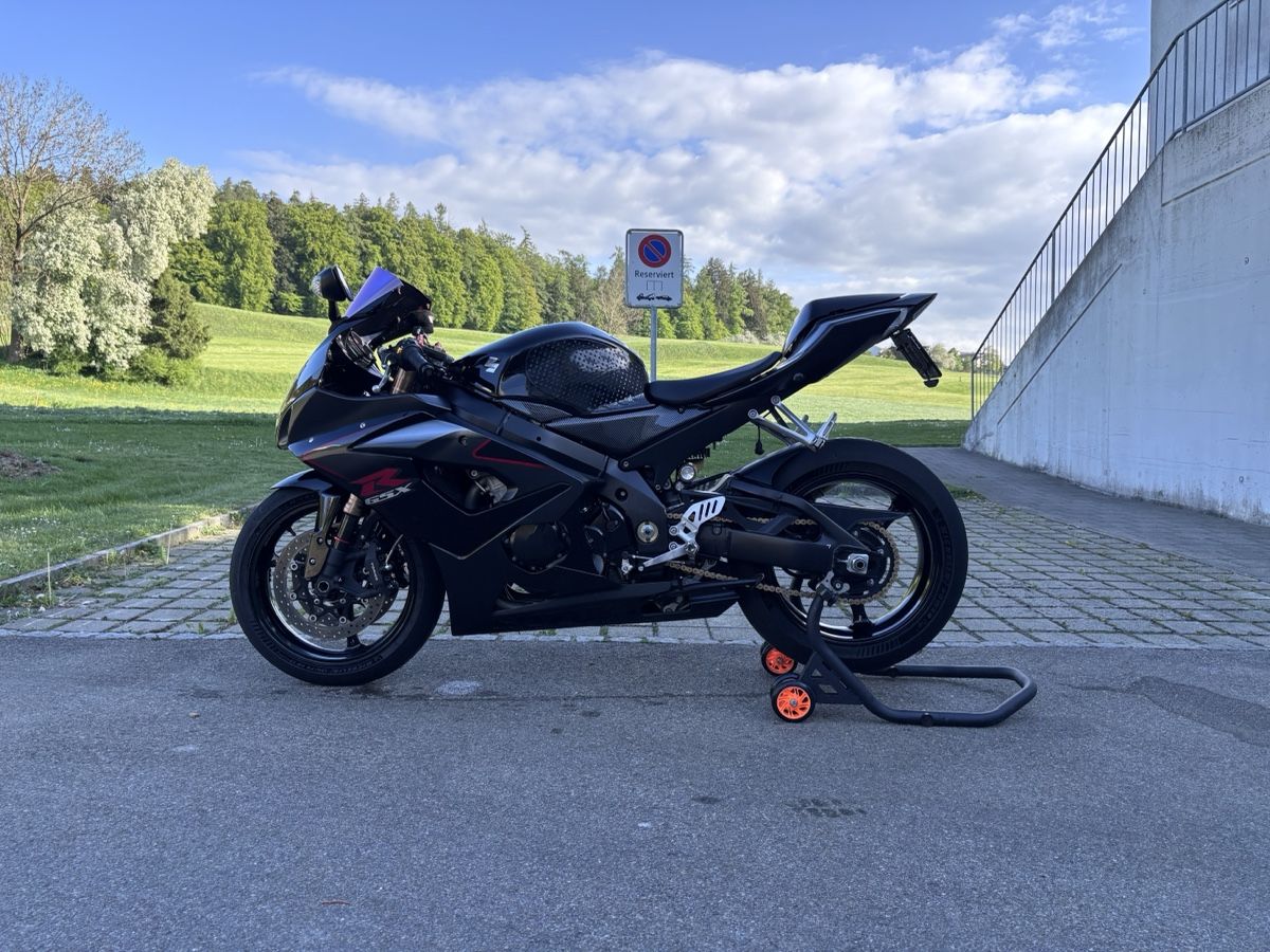 Suzuki Strada: SUZUKI GSX-R1000 K5/K6 – Usato da Rossrüti venduto da PRAG90