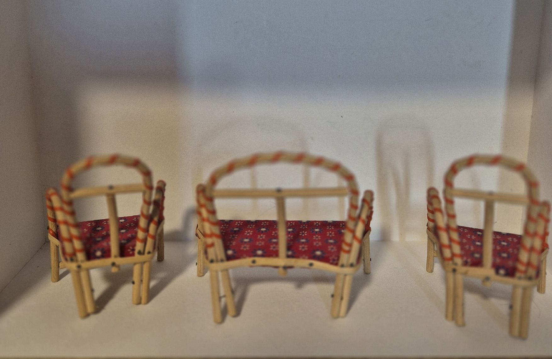 Case e mobili per bambole: Puppenstubenmöbel Set 3-teilig Rattan rot gemustert. – Usato da Thörishaus venduto da AdriS-8_sammelsurium 1