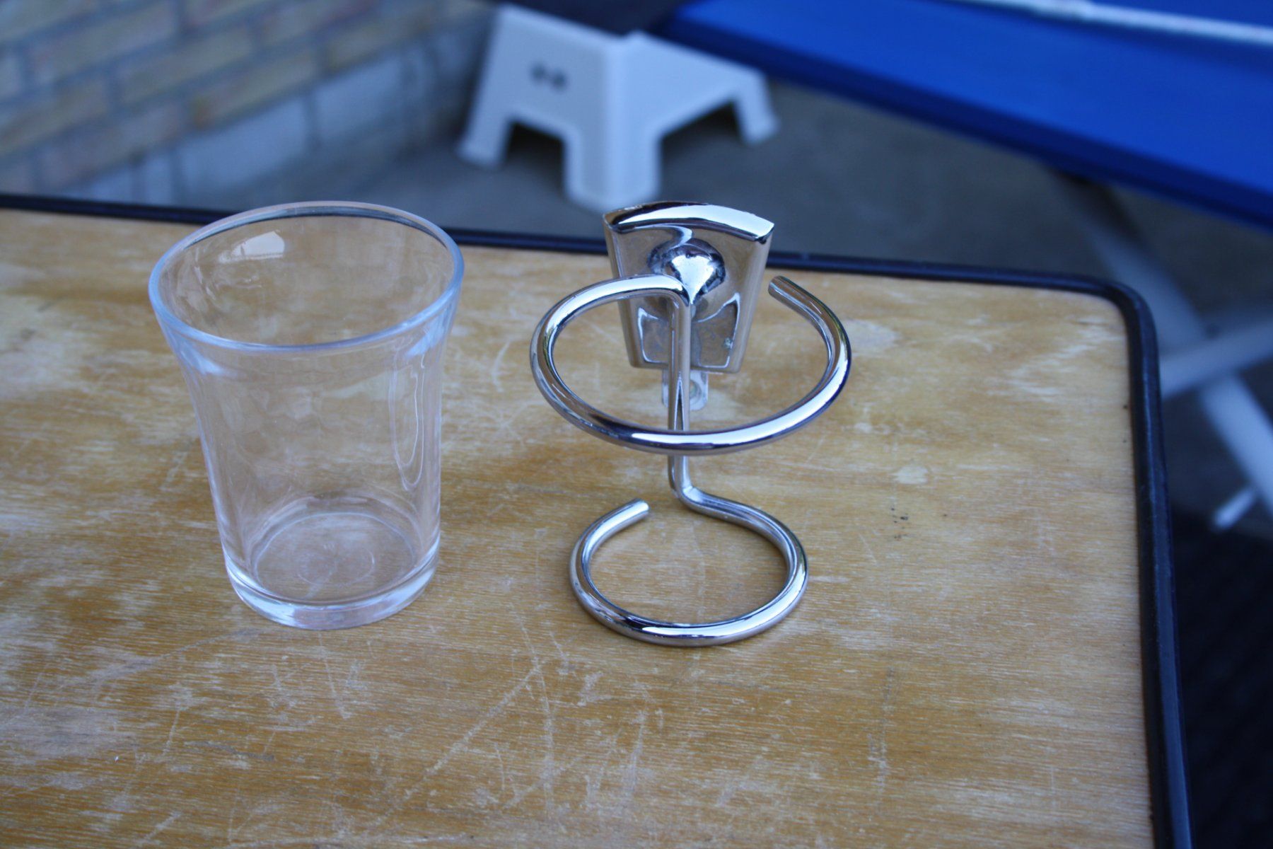 Bicchieri: VINTAGE ZAHNGLAS MIT WANDHALTER – Usato da Wauwil venduto da Pneuedy 2