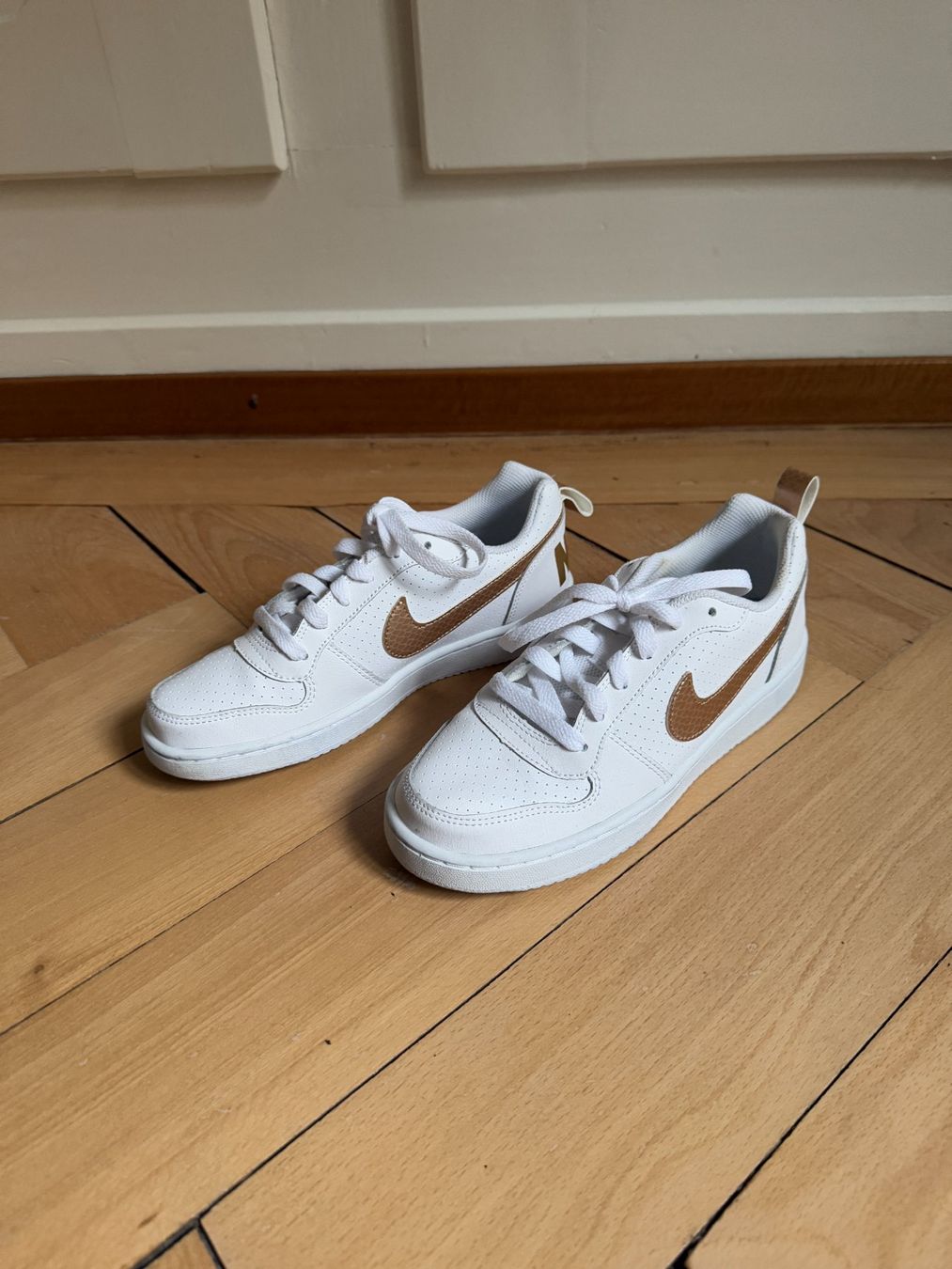 Nike Chaussures femmes: NIKE - Leder Sneaker weiss 37.5 – D'occasion à Zürich par Diazaio
