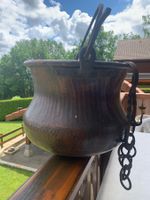Chaudron en cuivre martelé ancien avec chaînes décoratives