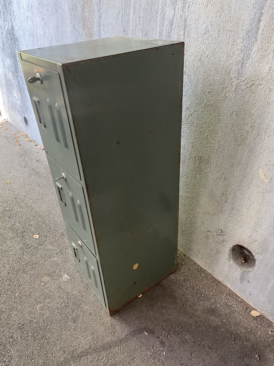 Porte manteau: Metallschrank/Garderobe 3 Fächer Gebraucht – D'occasion à Bern par coca-cola12 4