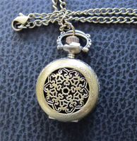Hübsche Umhängeuhr *Ornament IV*