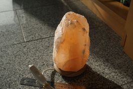 Salzkristall Lampe 2-3 Kilo mit Holzsockel und Leuchtmittel