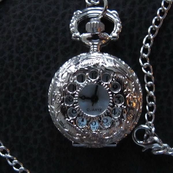 Uhren: Kleine Gothic / Victorian Umhängeuhr – Neu (gemäss Beschreibung) aus Schwanden GL von UHRKNALL
