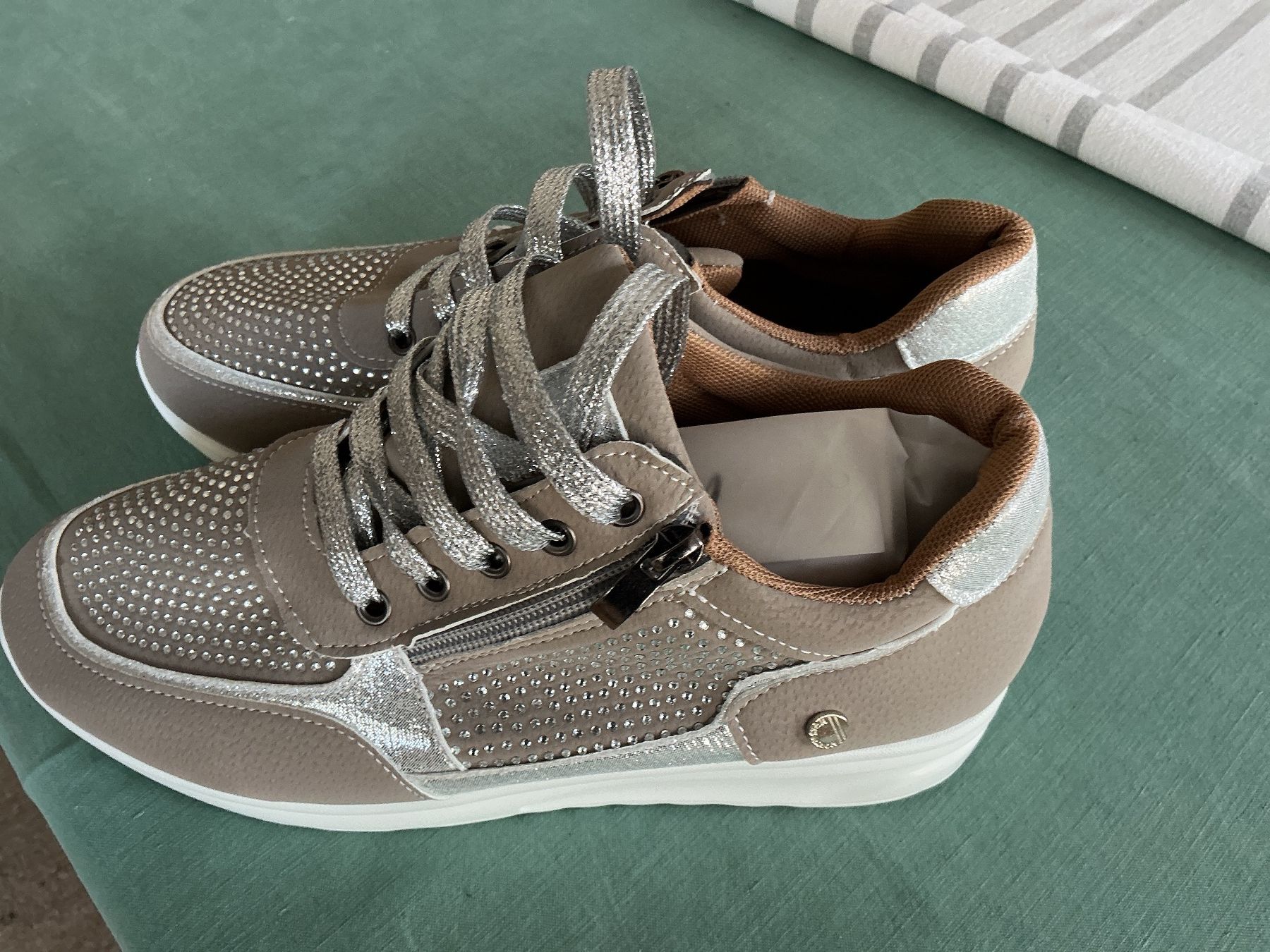 Scarpe da donna: Sneakers taupe Gr. 41 – Nuovo e nell'imballaggio originale da Bischofszell venduto da Emida