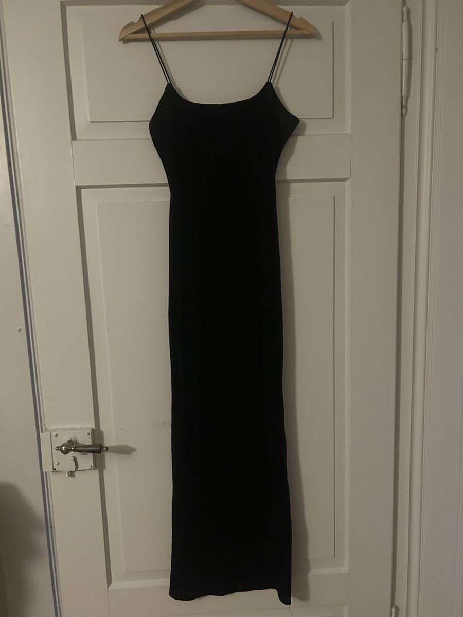 Shein Kleider: Langes schwarz Kleid mit einem Samt Stoff Grösse S – Gebraucht aus Frauenfeld von jae_vs6j