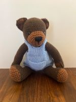 Gehäkelter Teddybär mit Latzhose