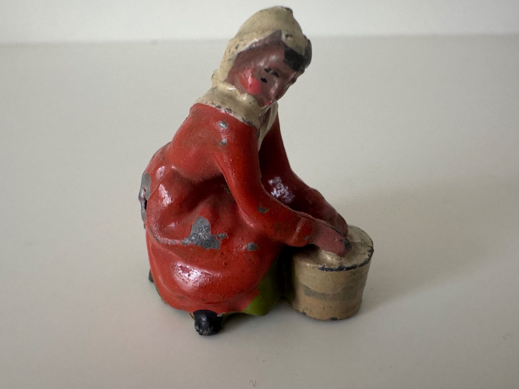 Britains Jouets: Uralte Guss-Figur Magd mit Eimer (Britains), Höhe 4 cm – D'occasion à Winterthur par Arma3 1