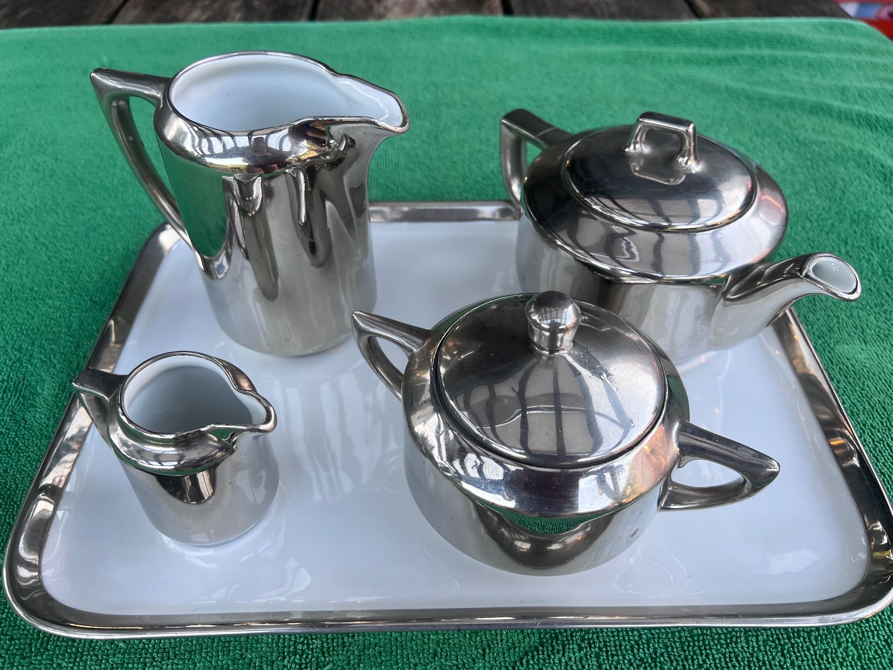 Geschirrsets: Kaffeegeschirr Set 5-teilig versilbert Keramik mit Tablett – Gebraucht aus Steckborn von Holiday66
