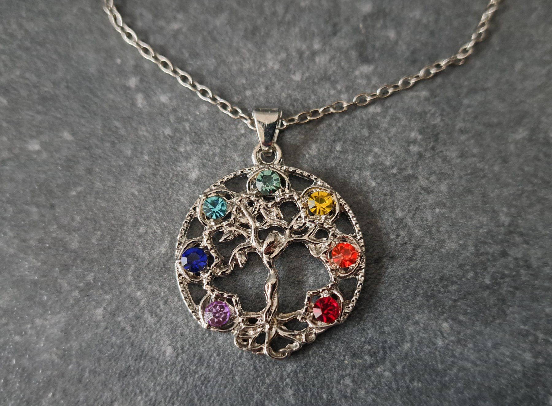 Ketten: Collier avec pendentif arbre de vie 7 chakras – Neu und originalverpackt aus St-Imier von supernova21