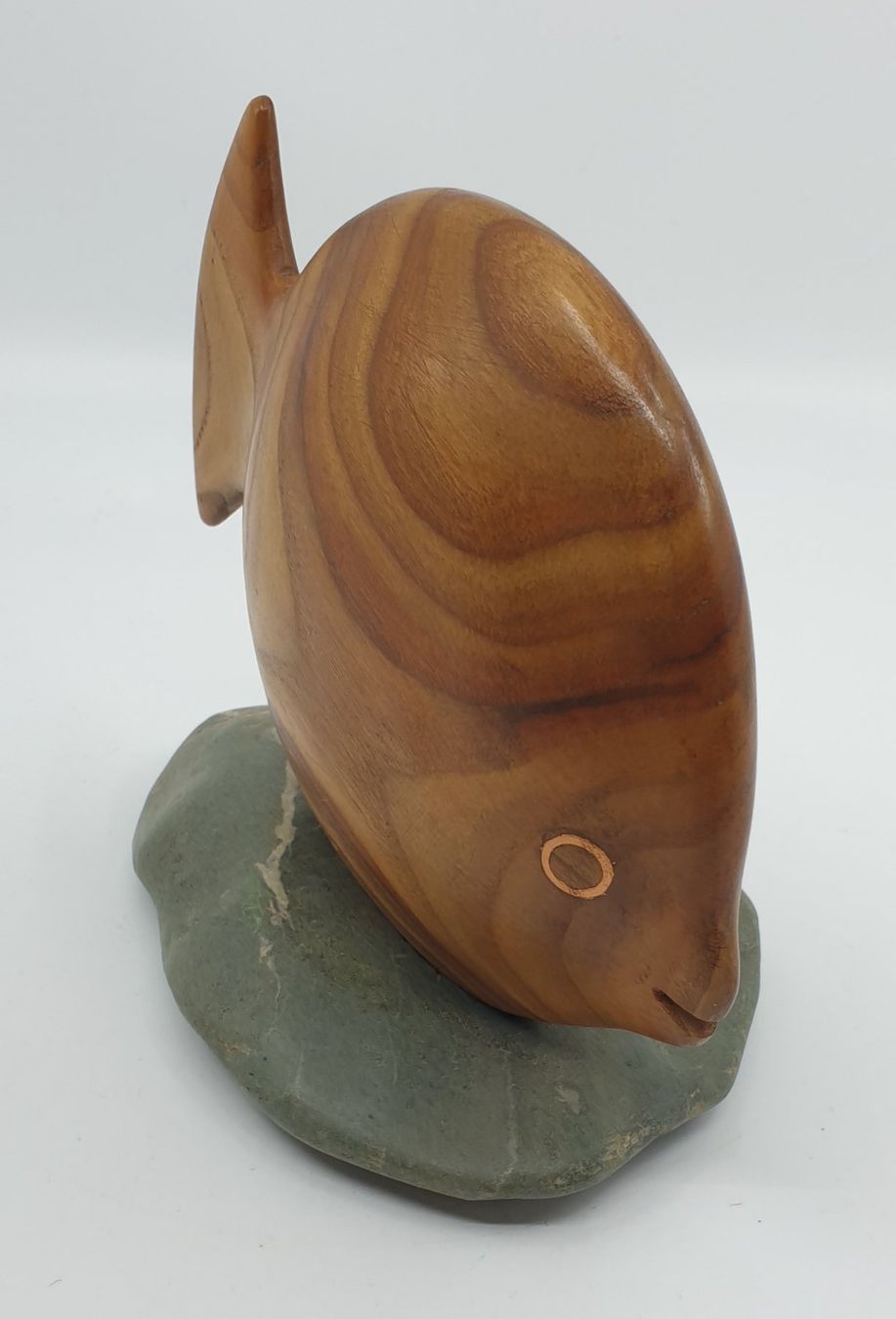 Figuren: Mid Century Figur, Holzfisch auf Stein – Gebraucht aus Emmen von magelan 2